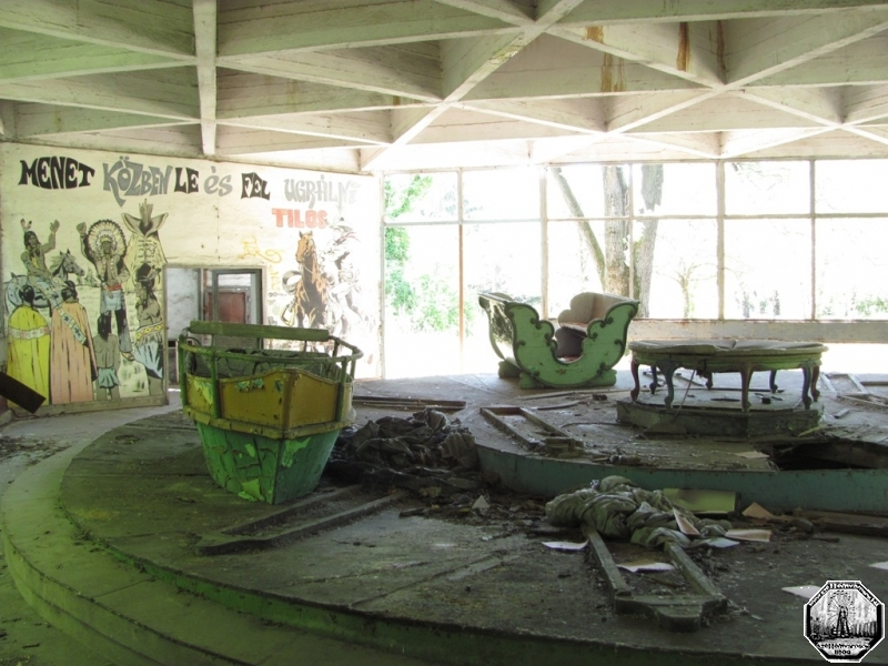 Illustration for article titled The Crumbling Chaos of Abandoned Amusement Parks